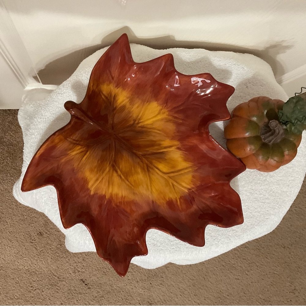 Maple Leaf Plate 10.5” w/small decorative pumpkin